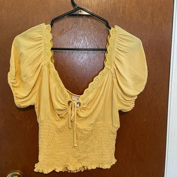 Ivy + Main keyhole Smocked Women’s Top - Picture 3 of 5